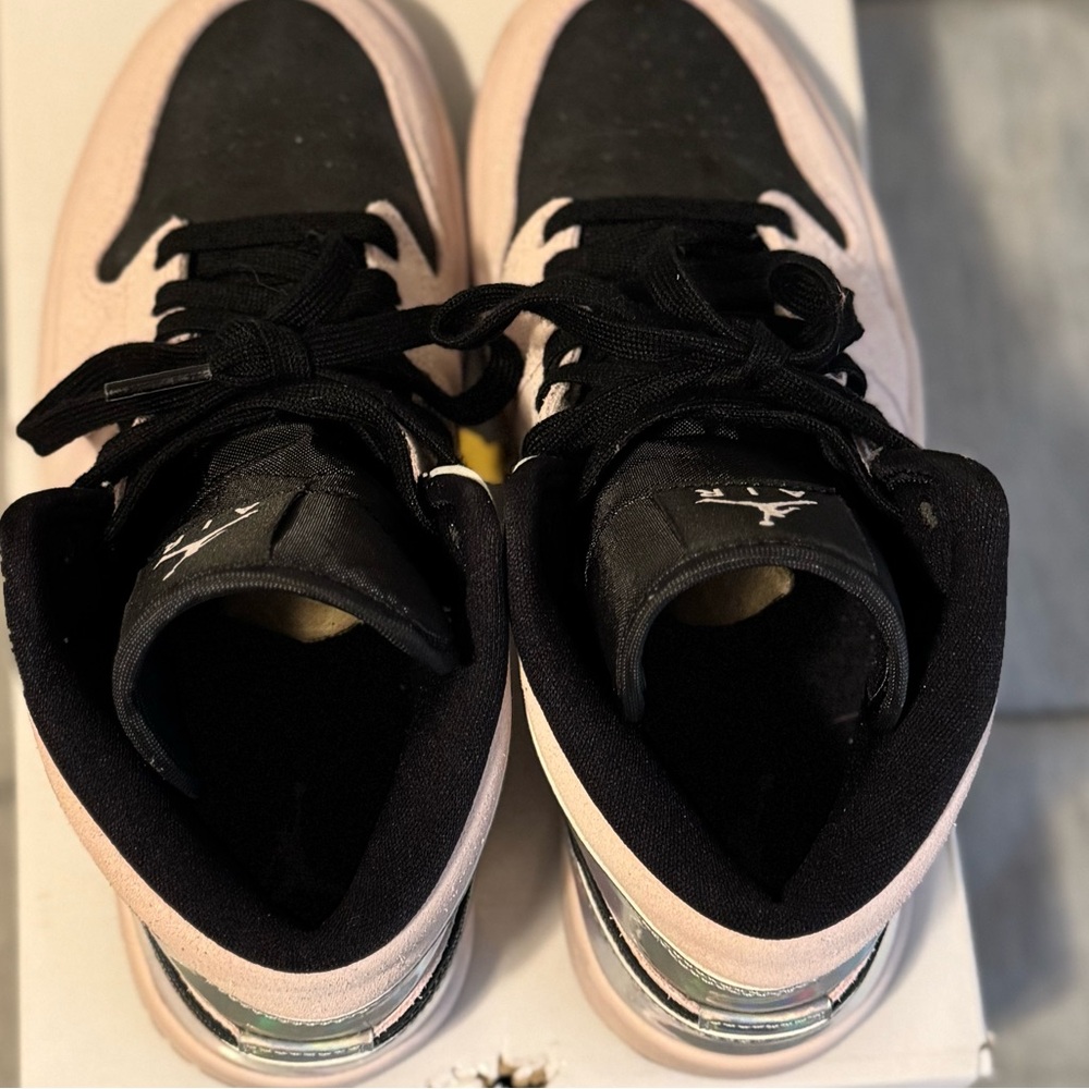 2020 RELEASE 7.5 Air Jordan 1 Mid Dirty Powder Iridescent! - Picture 2 of 12